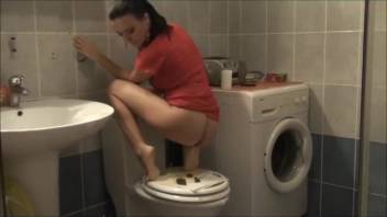 Juliet poops on the toilet rim